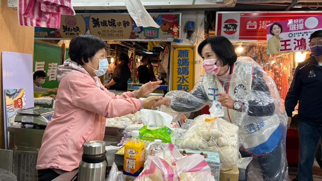 王鴻薇日前確診，柯志恩今擔任「分身」，赴長春市場掃街。（圖／王鴻薇辦公室提供）