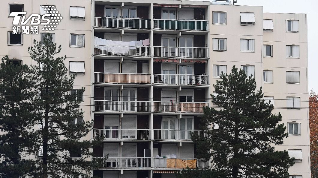 當時有不少住戶躲在陽台等待救援。（圖／達志影像美聯社）
