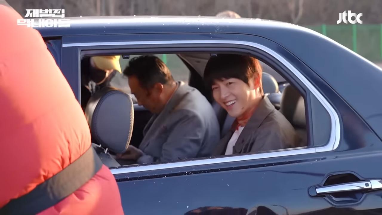 連宋仲基本人都覺得靠「自撞」拍車禍戲有點尷尬。(圖/翻攝自JTBC Drama YouTube)