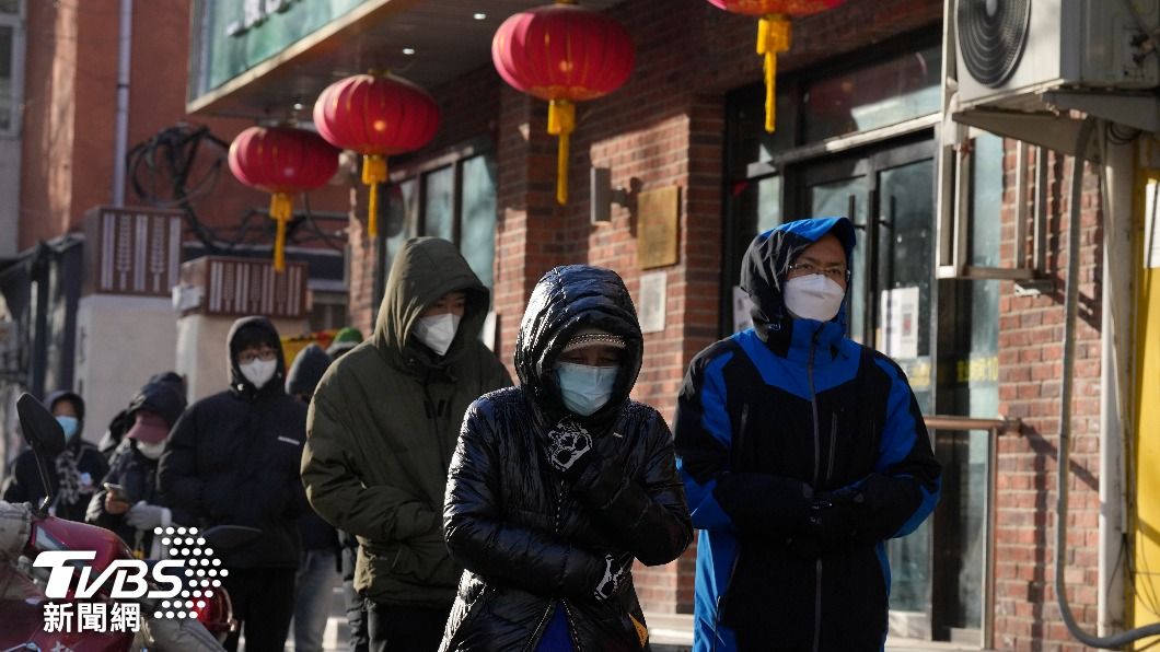 寒流襲捲大陸全境,讓外出民眾紛紛穿起外套和保暖衣物。。(圖/達志影像美聯社)