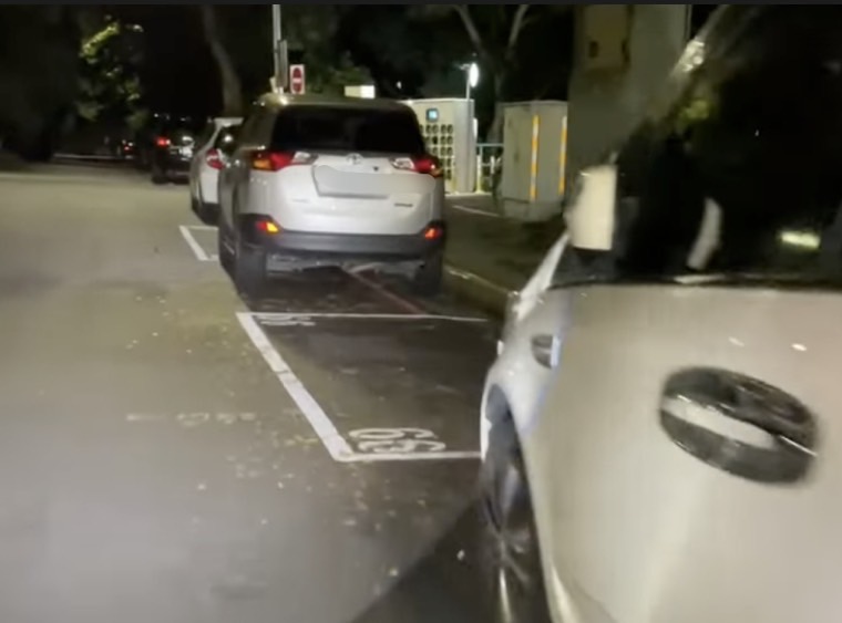 民眾無法檢舉後，造成不少只停紅黃線不停停車格的違停亂象。（圖／翻攝自YT@WoWtchout – 地圖型行車影像分享平台）
