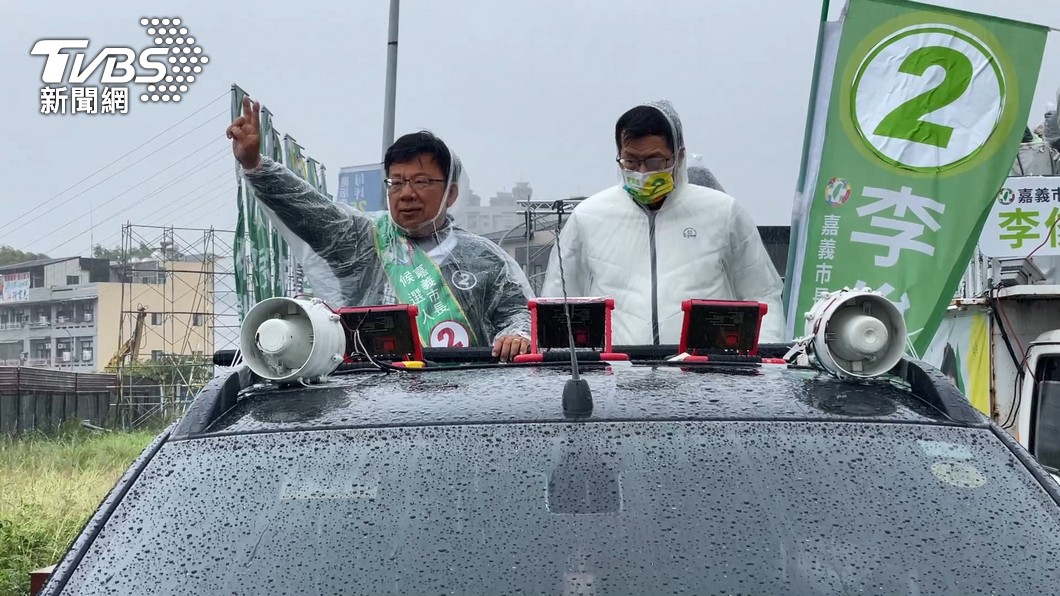民進黨嘉義市長候選人李俊俋選前努力跑行程。（圖／TVBS）