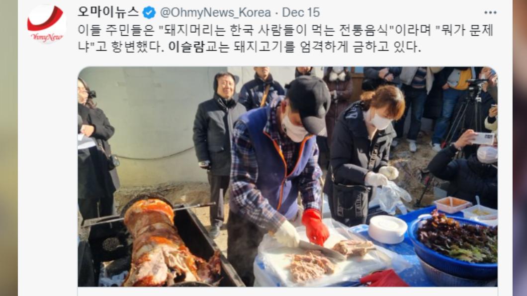 韓國大邱居民在清真寺工地前烤全豬。（圖／翻攝自推特）