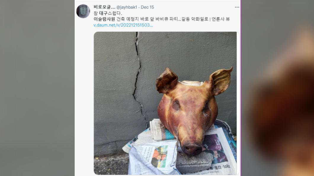 大邱居民在工地前放置豬頭。（圖／翻攝自推特）