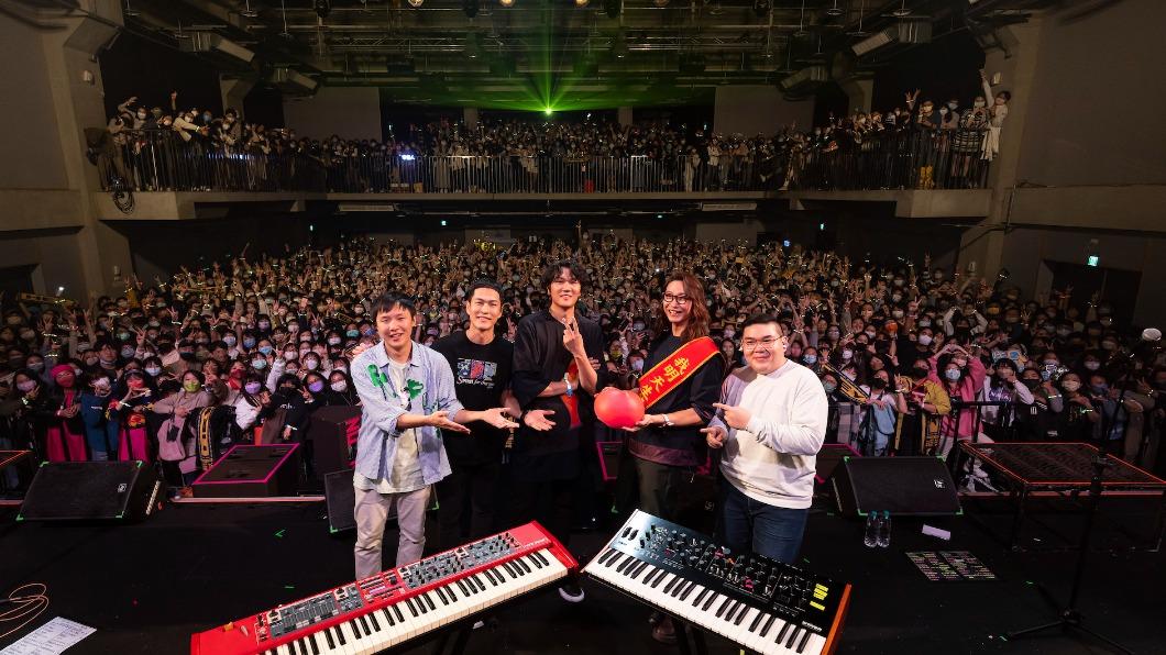 作為壽星的方Ｑ（右二），開心收下粉絲以及團員的祝福。（圖／相信音樂提供）