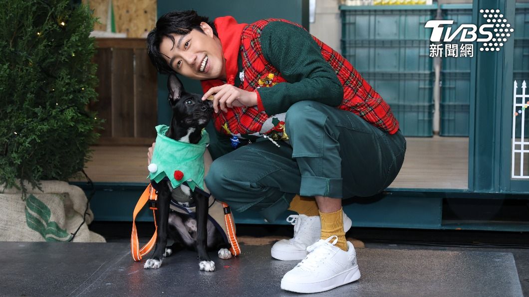 蔡凡熙與今年10月領養的愛犬一同出席TheBodyShop活動。(圖/梁恩誌攝)