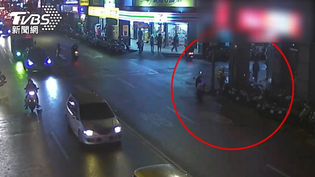 巡邏警方經過時發現形跡可疑的謝男,主動上前盤查。(圖/TVBS)