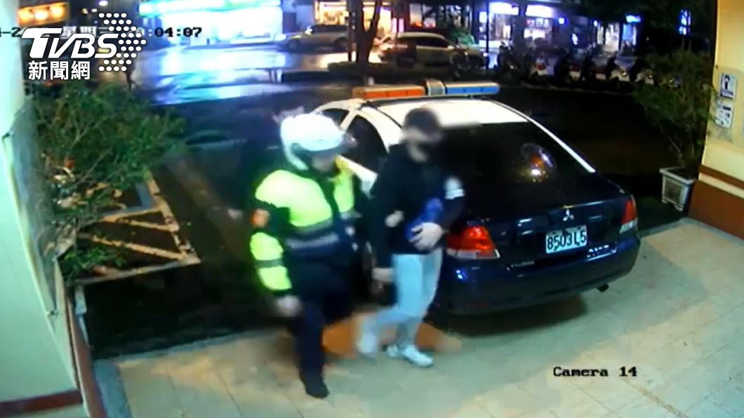 警方將謝姓車手帶回偵辦。(圖/TVBS)