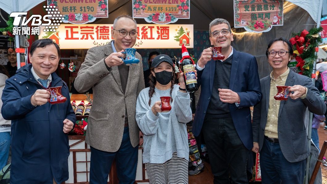 新北市副市長謝政達和德國經濟辦事處處長林百科一起體驗市集活動。(圖/新北市政府提供)
