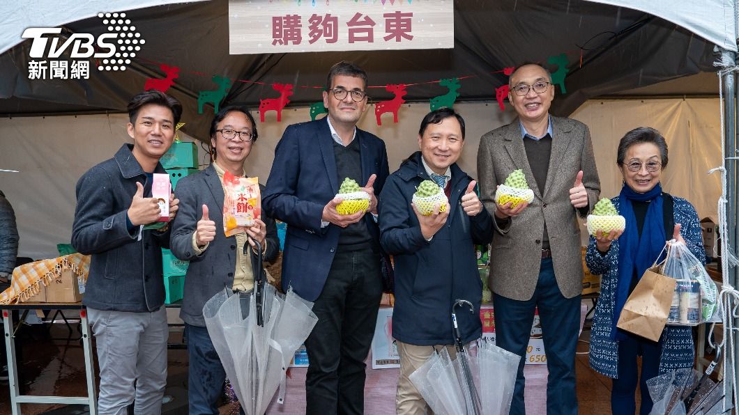 臺東縣王志輝副縣長向外國好友分享臺東農產品。(圖/新北市政府提供)