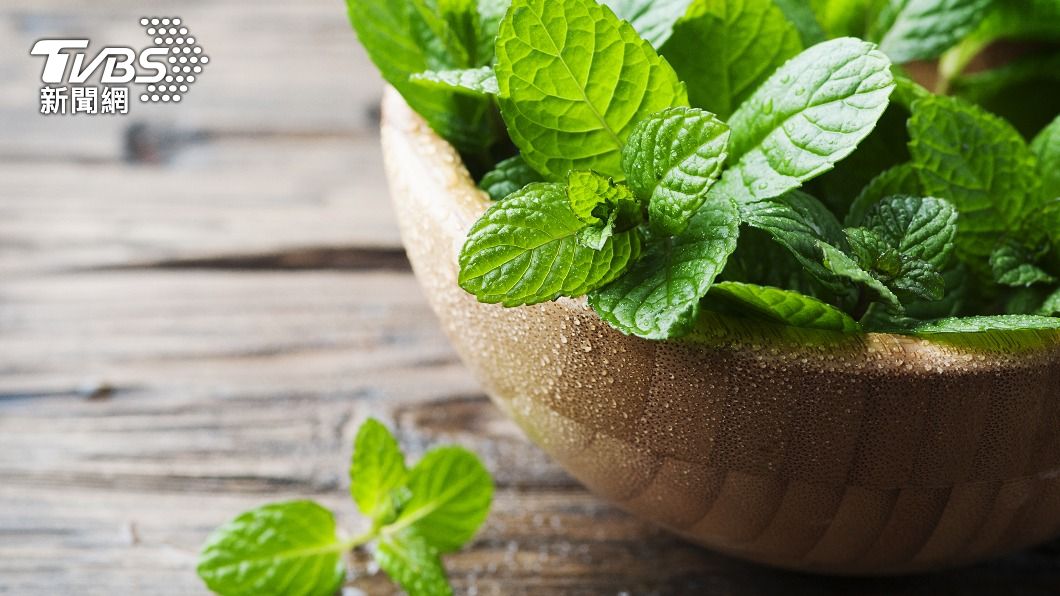薄荷加上乾玫瑰花泡成的茶，可調理寒痘痘。（示意圖／shutterstock達志影像）