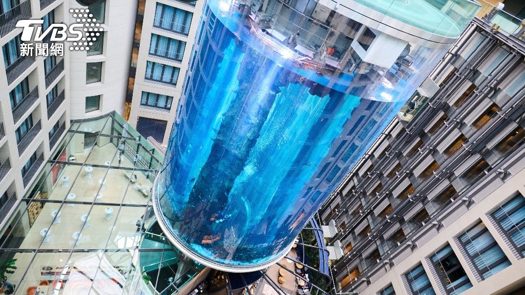 德國柏林巨型水族箱「AquaDom」突然爆裂。（圖／達志影像美聯社）
