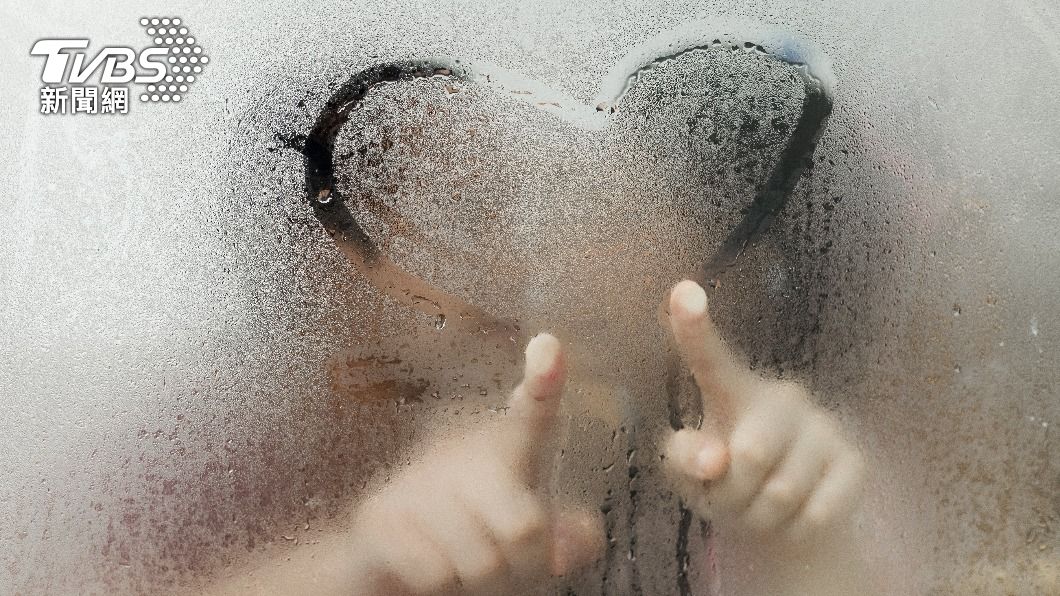 女友稱讚原PO很可愛，還約定隔天一起洗。（示意圖，非當事人／shutterstock達志影像）
