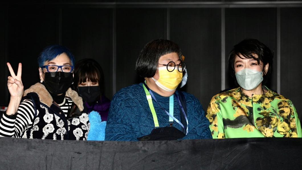 張小燕(左)、趙詠華(右)和好友一起來欣賞演唱會。(圖/黃城碩攝)