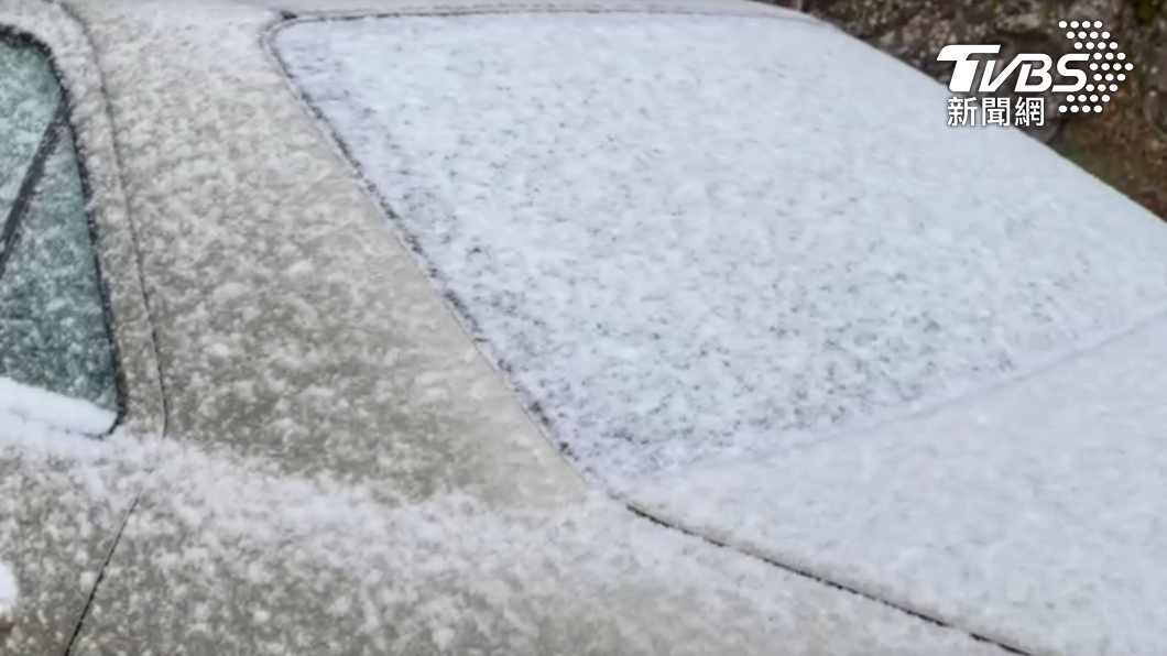 合歡山凌晨下雪了,車子上積了一層厚厚的雪花。(圖/TVBS)