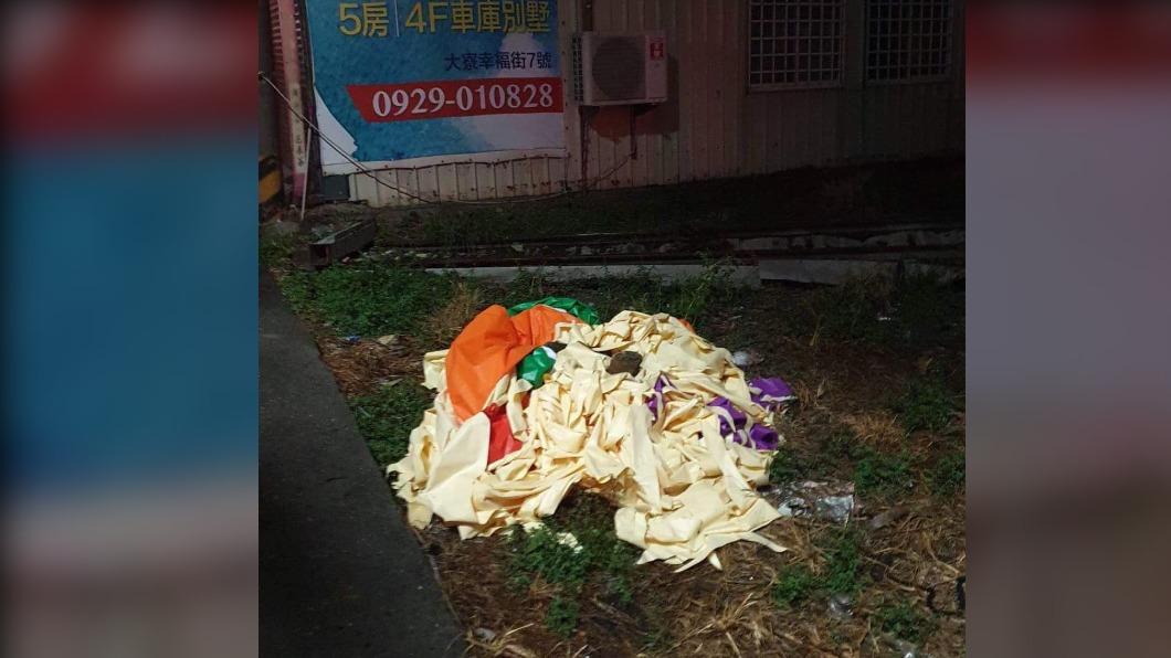 OPNE將氣球被發現降落在草叢旁,早已殘破不見原貌。(圖/翻攝自高雄點臉書)