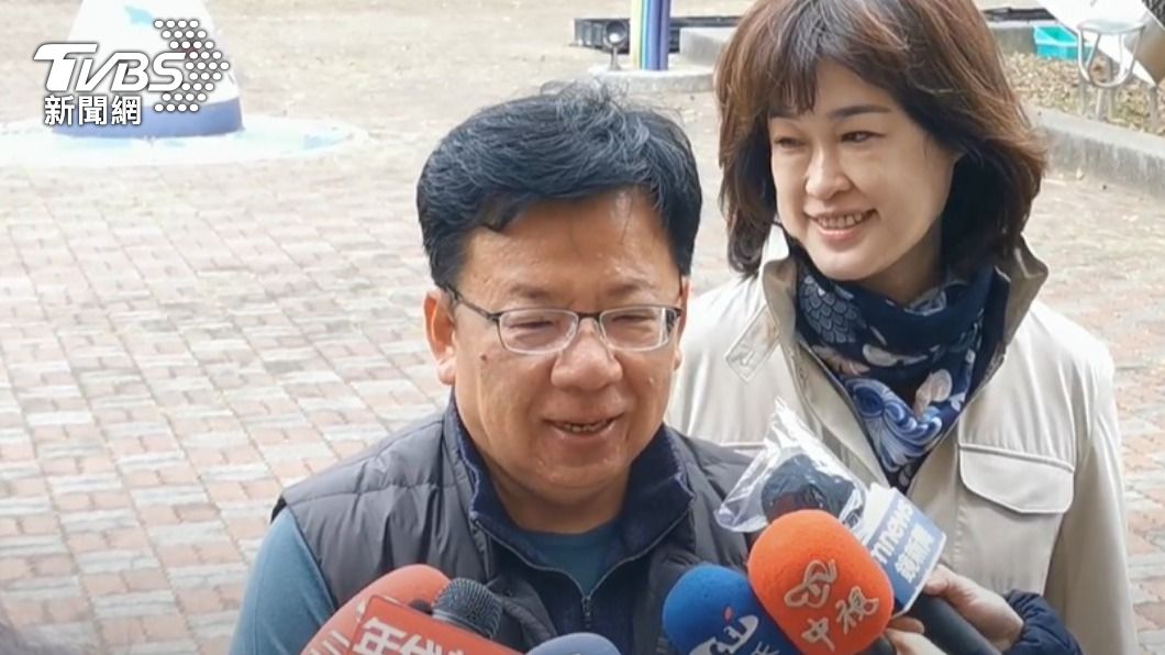 民進黨嘉義市長候選人李俊俋與妻子一同前往投票所投票。(圖/TVBS)