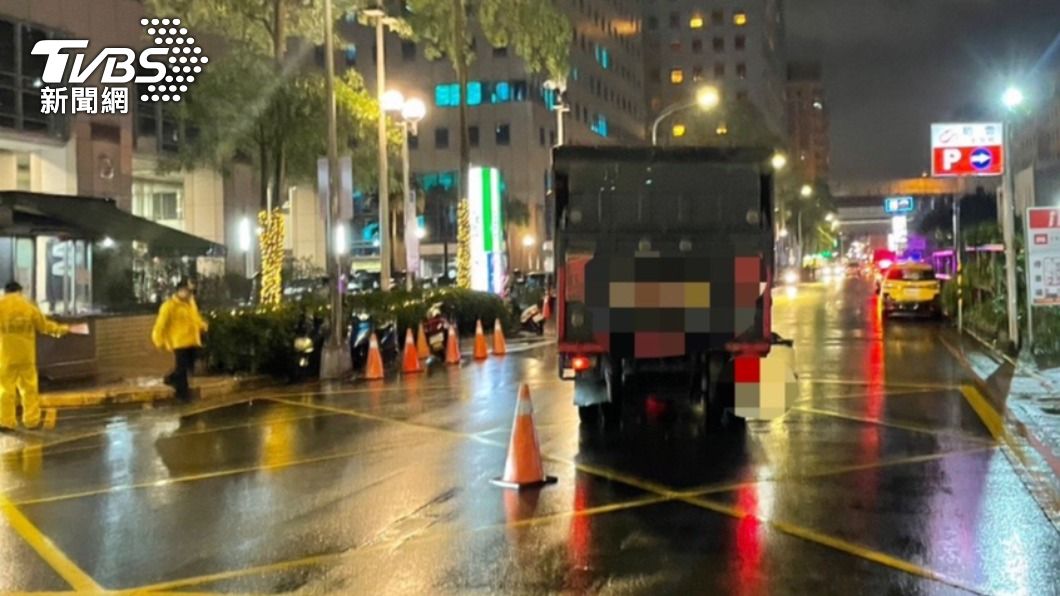 天冷擋風玻璃起霧...貨車直行沒煞車撞死執勤義交