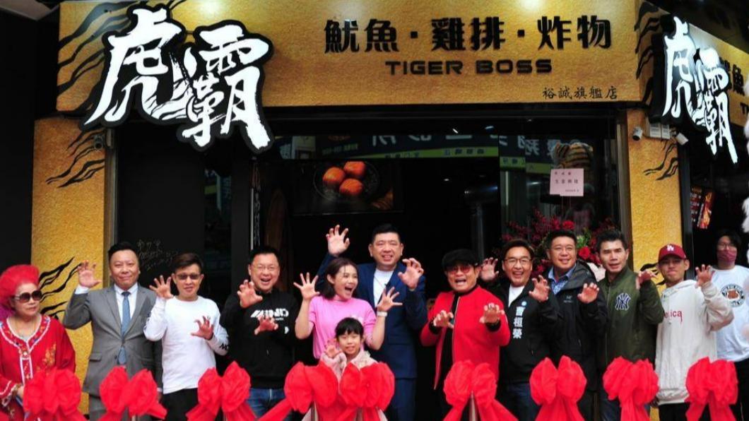 「虎霸」炸物店開張,許效舜(紅衣者)下高雄站台。(圖/元馨提供)