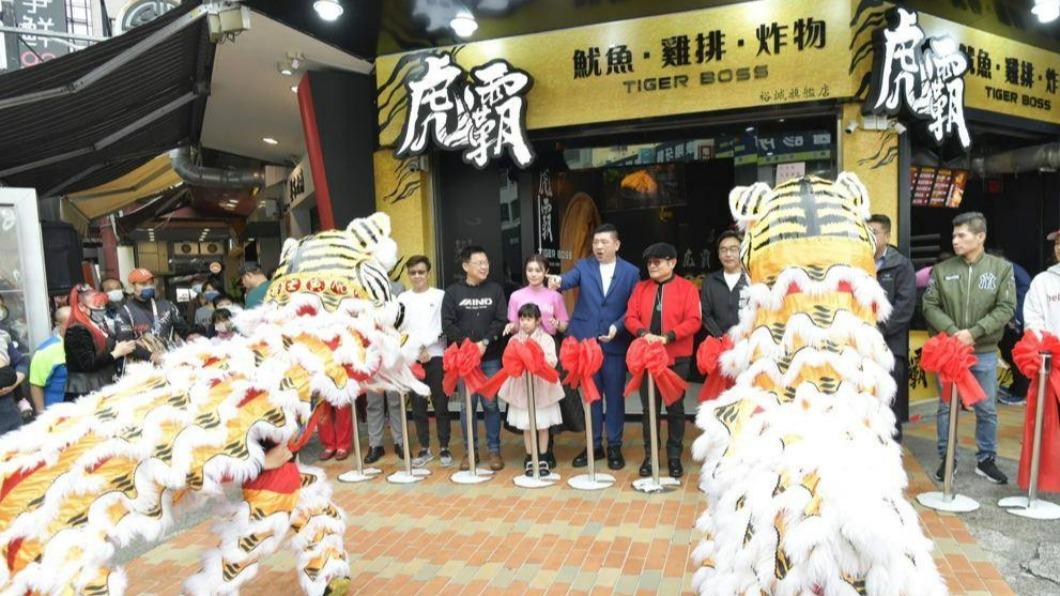 開幕現場邀來舞龍舞獅。(圖/元馨提供)