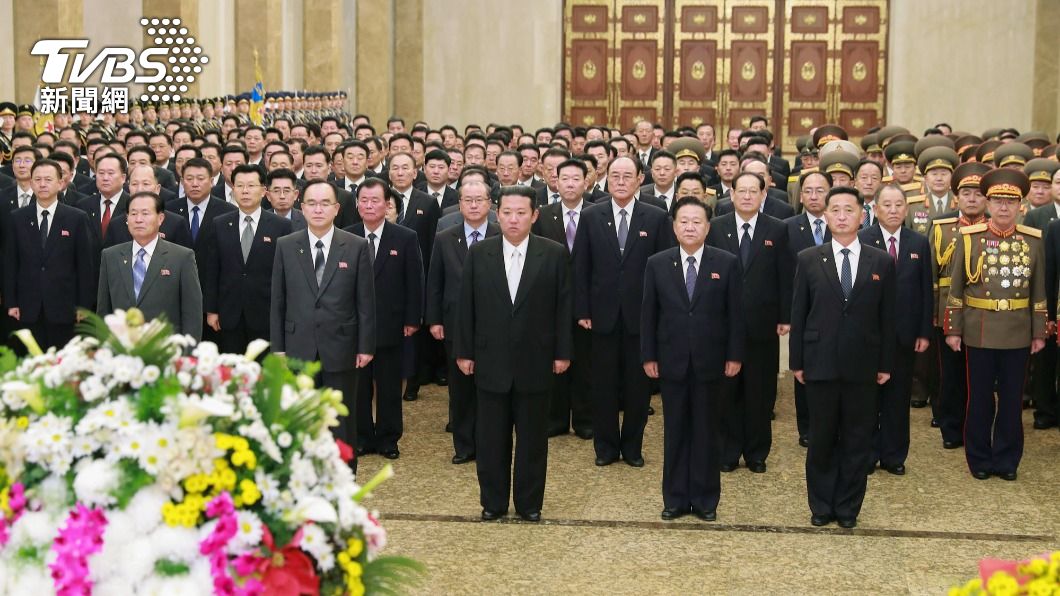 金正恩昔日都會率文武百官到場參謁。(圖/達志影像美聯社)
