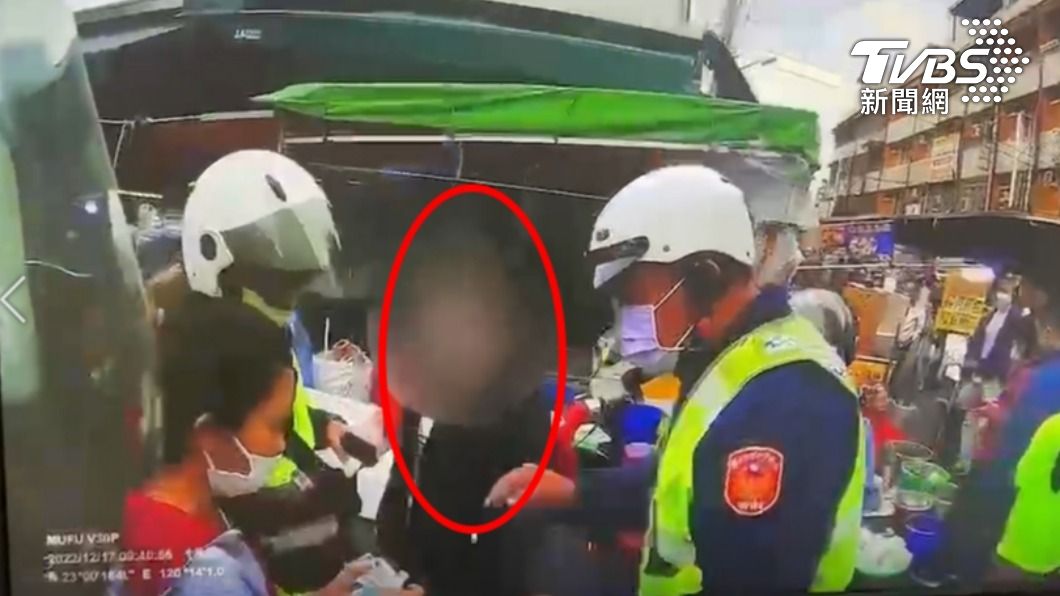 My money?摸走移工3萬被抓包 女賊當街大撒幣脫逃
