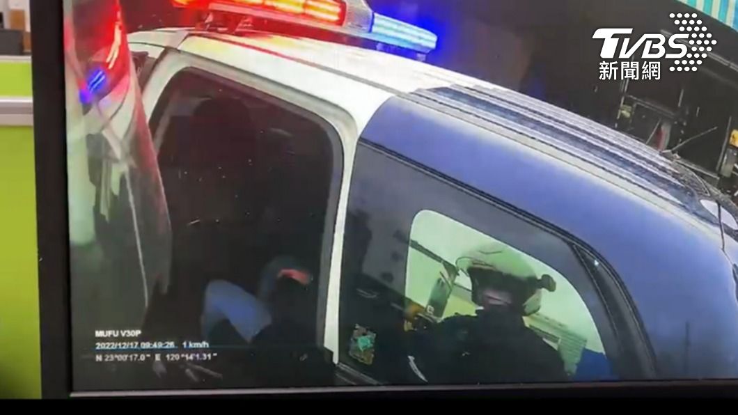 鄭姓女嫌送上警車。（圖／TVBS）