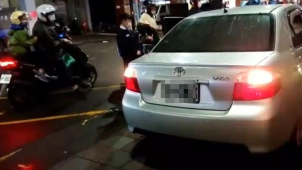 此路你開?為接送小孩方便 家長開車霸停人行道險撞童