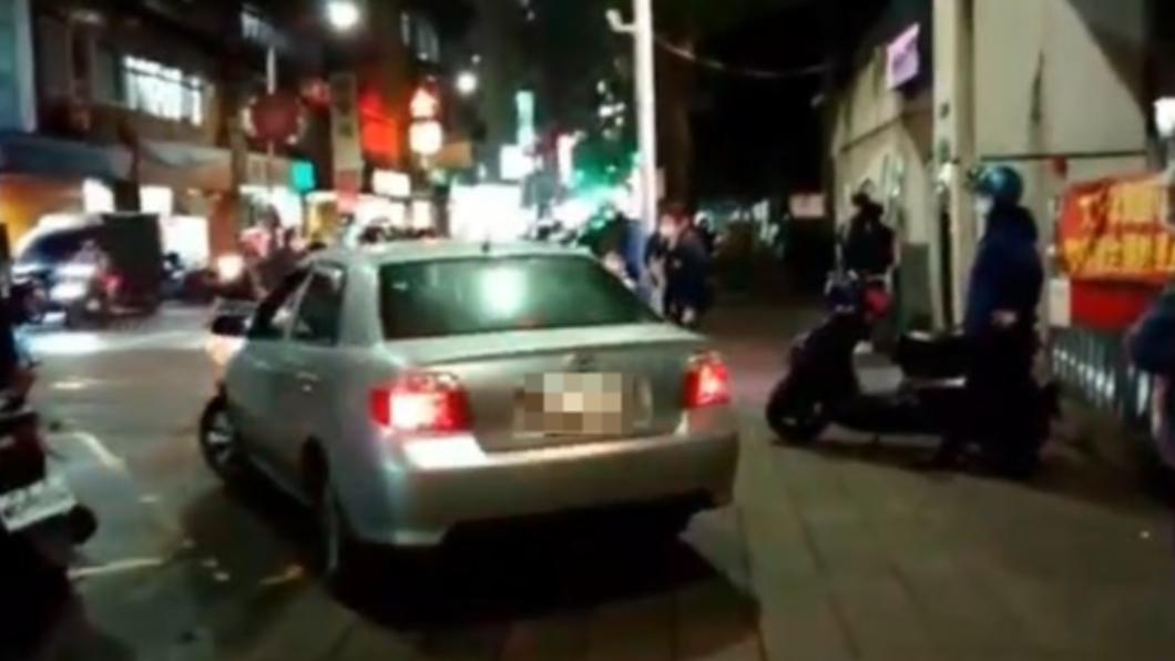 駕駛倒車時險些撞到學生,警方事後也對他開罰。(圖/翻攝自社會事新聞)