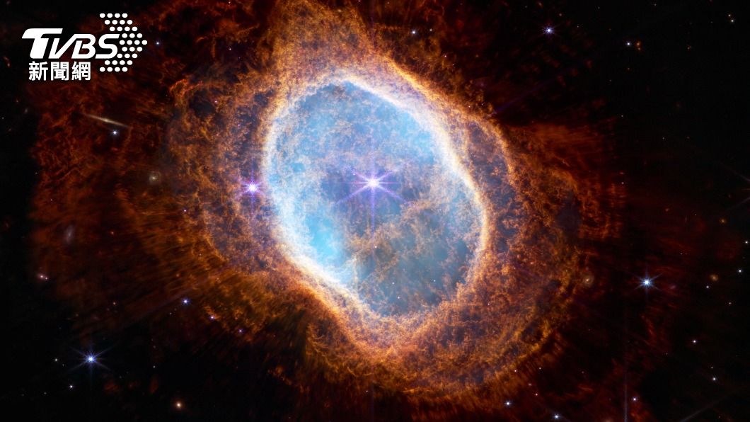 韋伯遠鏡所拍下的南環星雲(The Southern Ring),其中間由正在衰敗的星體所照亮。(圖/達志影像路透)