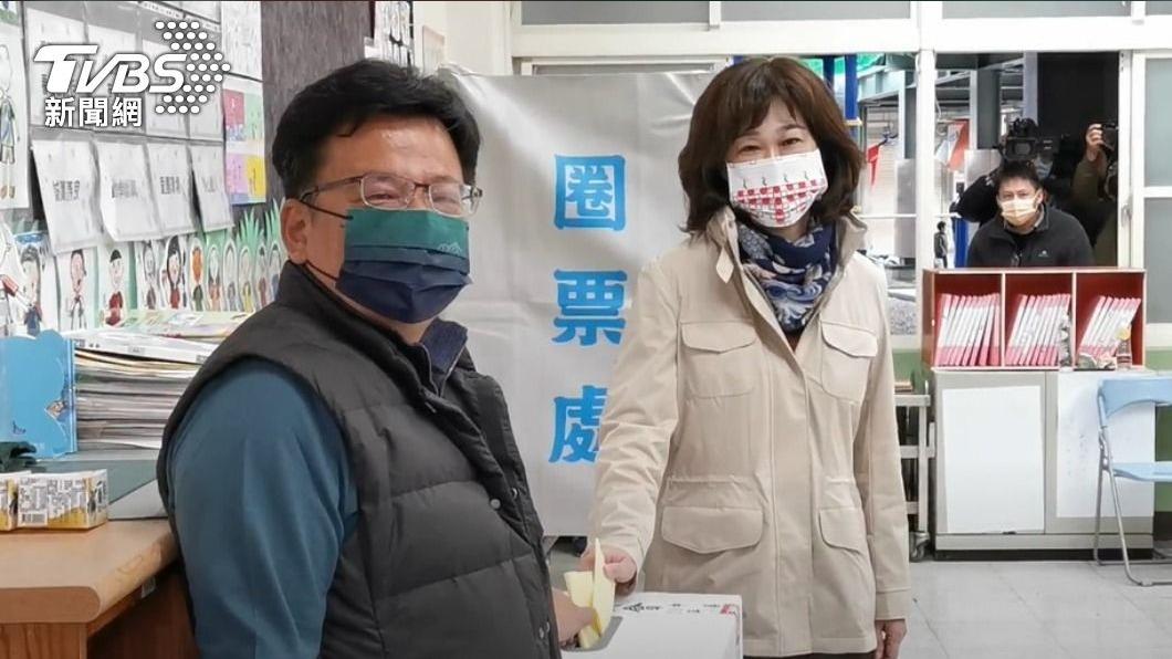 民進黨嘉義市長候選人李俊俋與妻子前往投票所投票。(圖/TVBS)