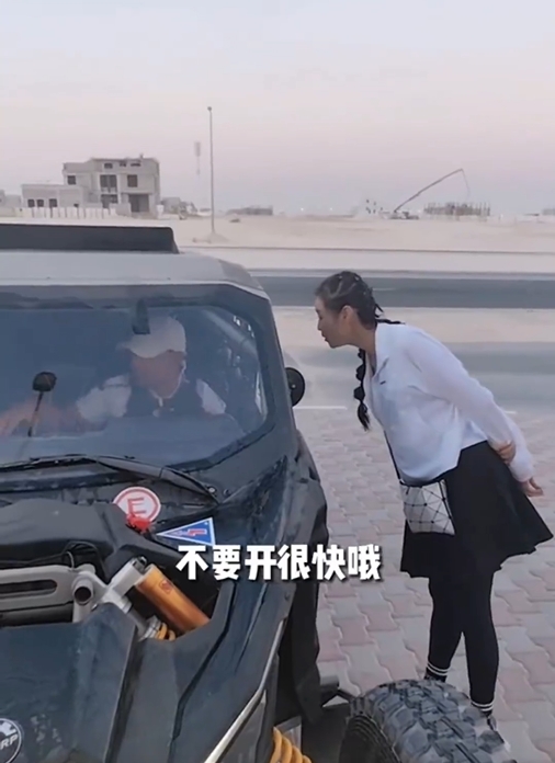 王婉霏還在門邊不斷提醒,怎料劉畊宏上路後就出車禍。(圖/翻攝自微博)