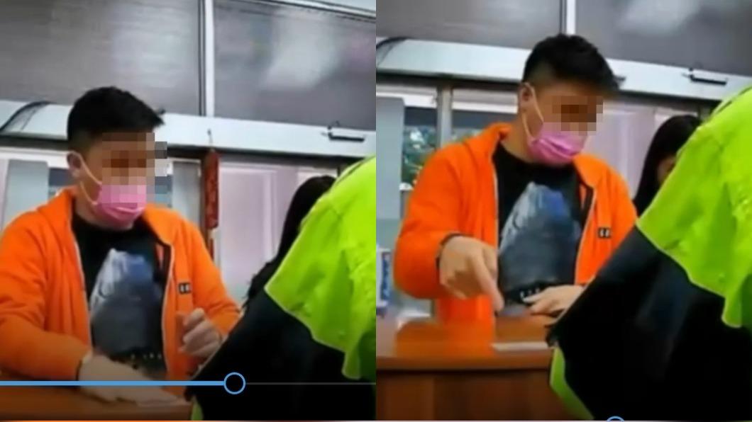 男子把身分證拍桌上要警察看。(圖/民眾提供)