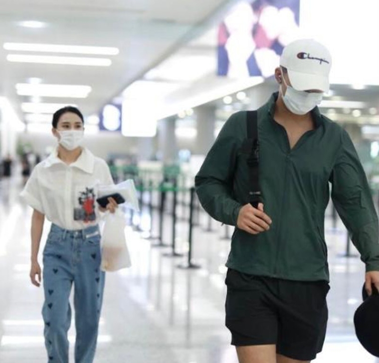 過去網友曾拍到他們在機場一前一後的走。（圖／翻攝自抖音）