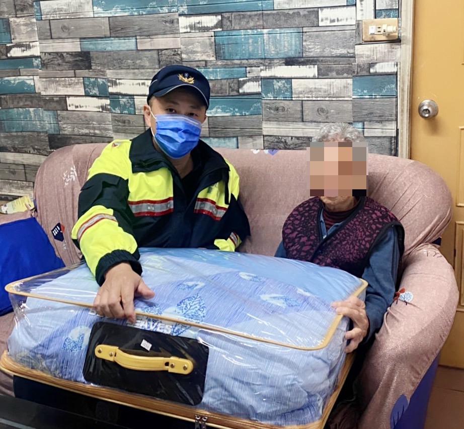 北港分局金湖派出所長黃詩傑自掏腰包買厚棉，探望94歲獨居曾阿嬤，天冷送暖讓曾老阿嬤好感動