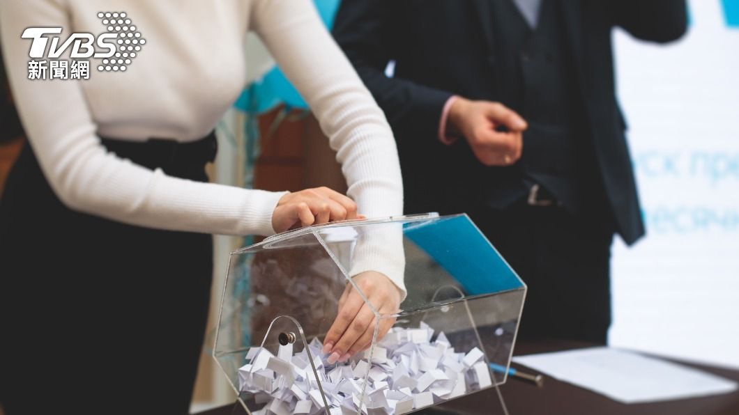 好不容易抽中獎金,立刻被公司「黑掉」。(示意圖/shutterstock 達志影像)