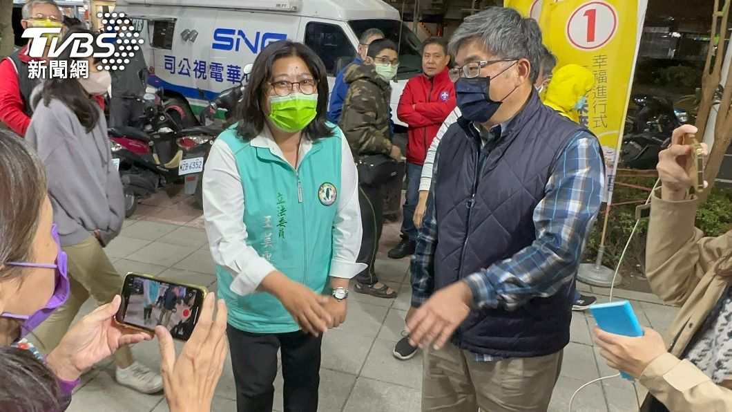 黃敏惠衛冕成功!綠委親赴競辦致意 嘆:民進黨腳步要調整