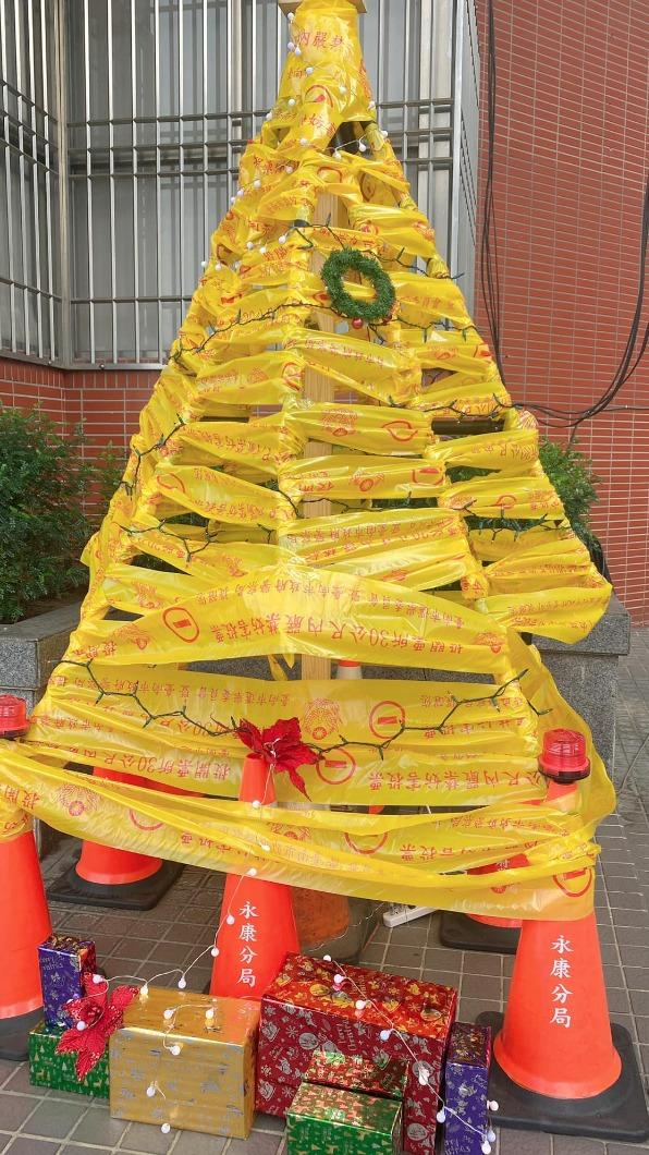 員警發揮創意製作低成本耶誕樹。（圖／翻攝自路上觀察學院）