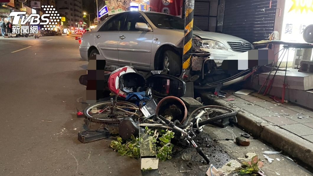 突竄出巷弄!轎車尾挨撞 失控衝對向再撞2機車、招牌