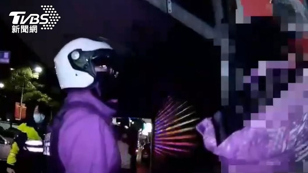 「妳對我媽講話口氣差！」酒醉男爆氣　與女友大吵遭上銬