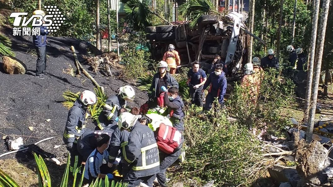大貨車突墜3米深邊坡!六旬男駕駛倒臥車旁 送醫仍死亡