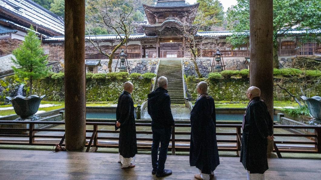 賈伯斯生前「差點在這出家」　庫克訪日最後一站也去朝聖