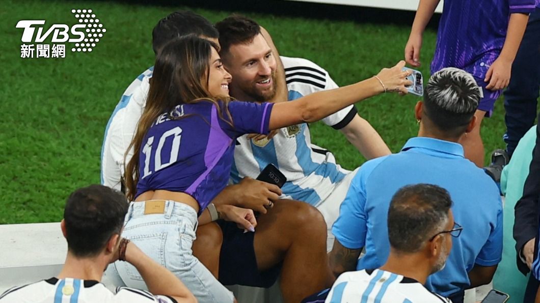 梅西、妻子和前任阿根廷球員兼好友阿奎羅(Sergio Aguero)一同自拍留念。(圖/達志影像路透)