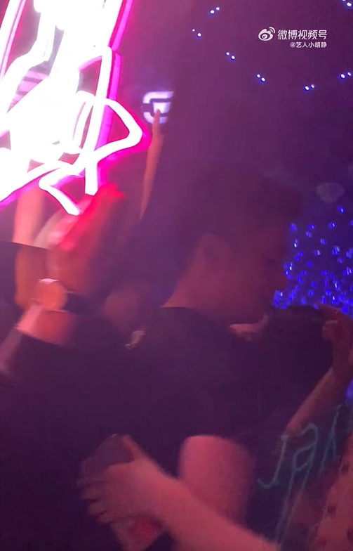 疑似許雅鈞男子在酒吧親密畫面全被拍。(圖/翻攝自藝人小胡靜微博)
