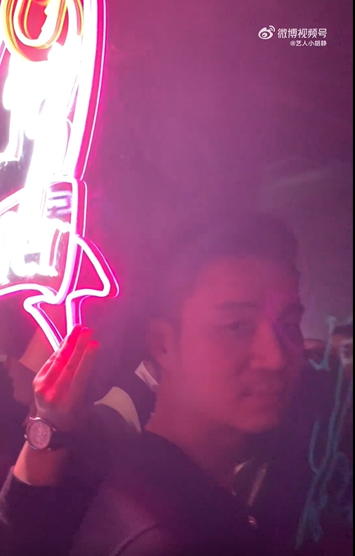 男子被網友瘋傳是許雅鈞。(圖/翻攝自藝人小胡靜微博)