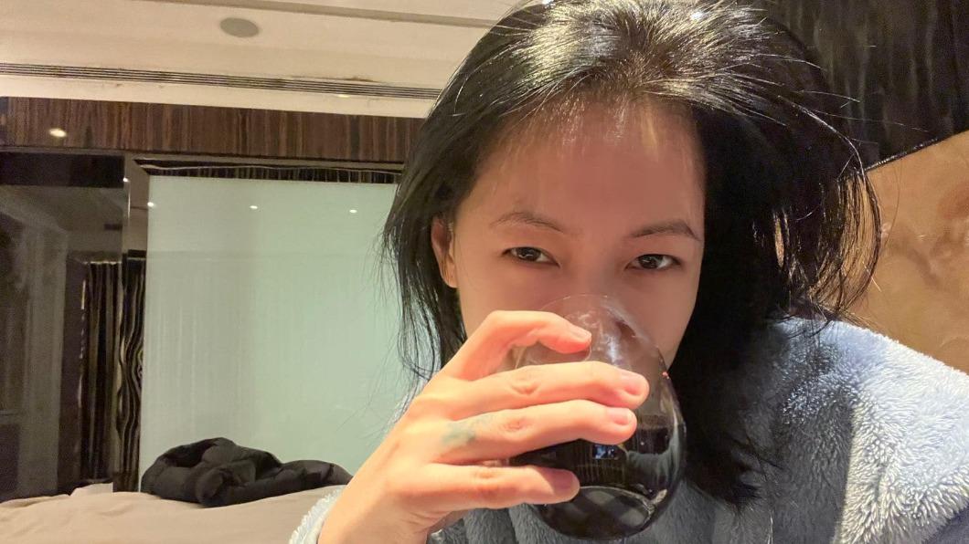 小S深夜買醉,直喊「「每個人都有自己放鬆快樂的方式!」(圖/翻攝自小S臉書)