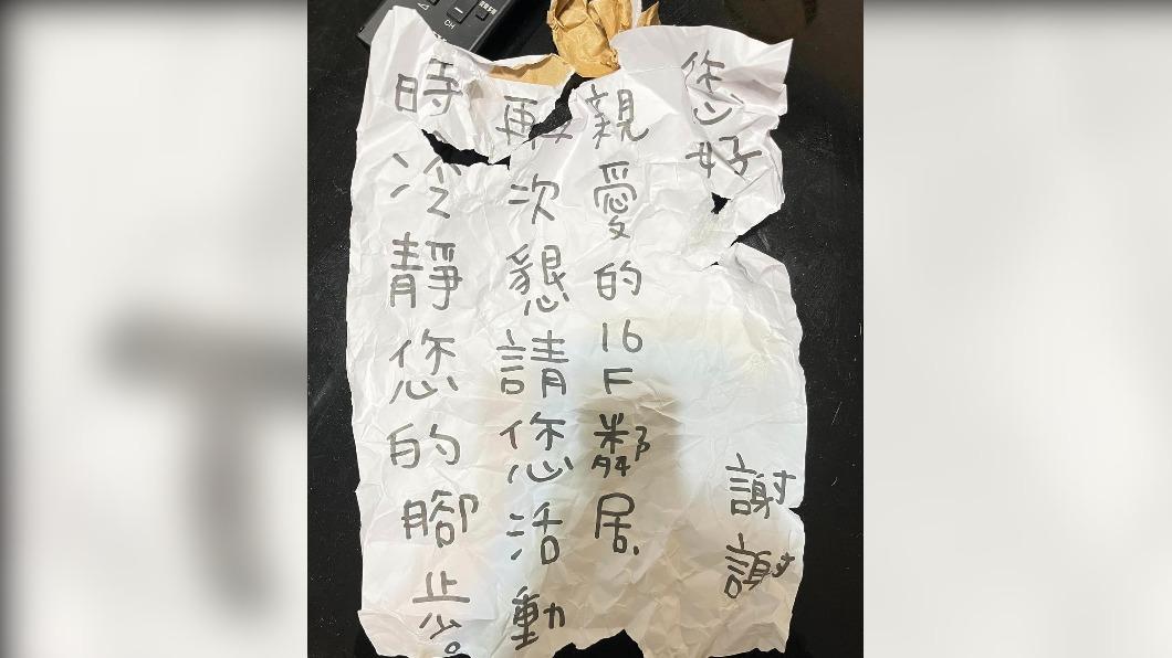 網友貼紙條拜託鄰居改善噪音問題。（圖／翻攝爆怨公社臉書）