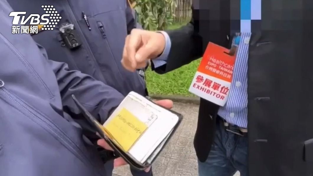 民眾向警方說明自己遭詐騙的過程。（圖／TVBS）