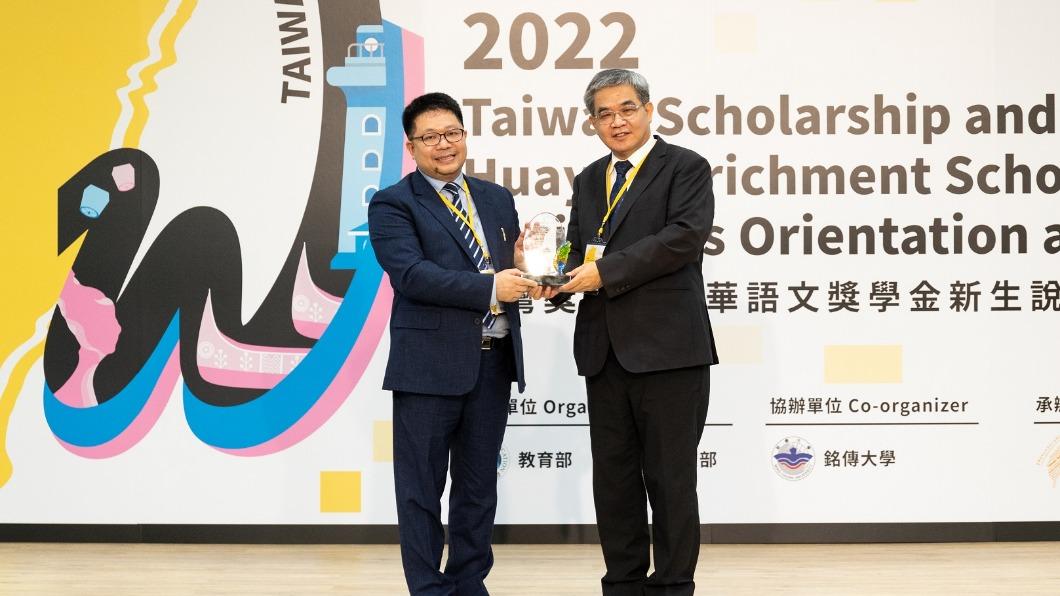 教育部政務次長蔡清華（右）與就諦學堂有限公司執行長李三財（左）合影。（圖／教育部提供）