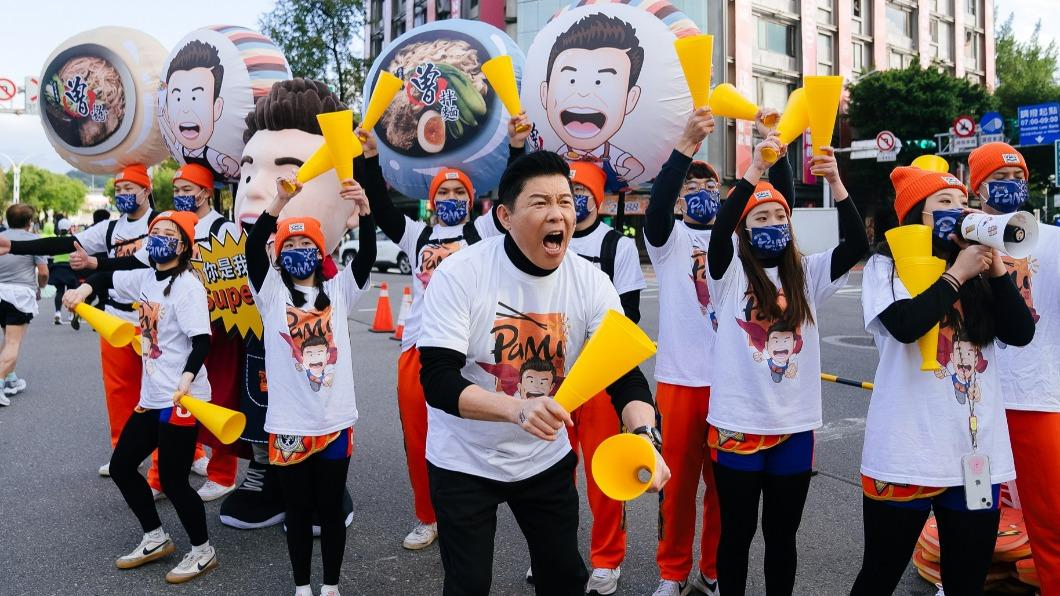 曾國城(中)賣力為跑者加油打氣。(圖/PaMi曾拌麵提供)